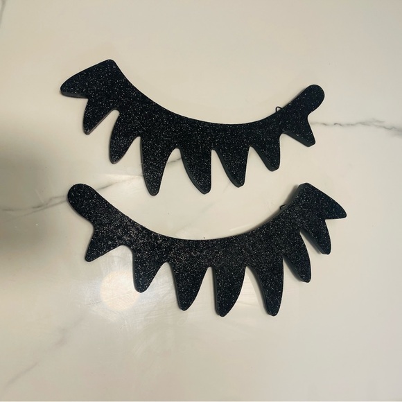 Wall Lash Decor - Picture 2 of 3